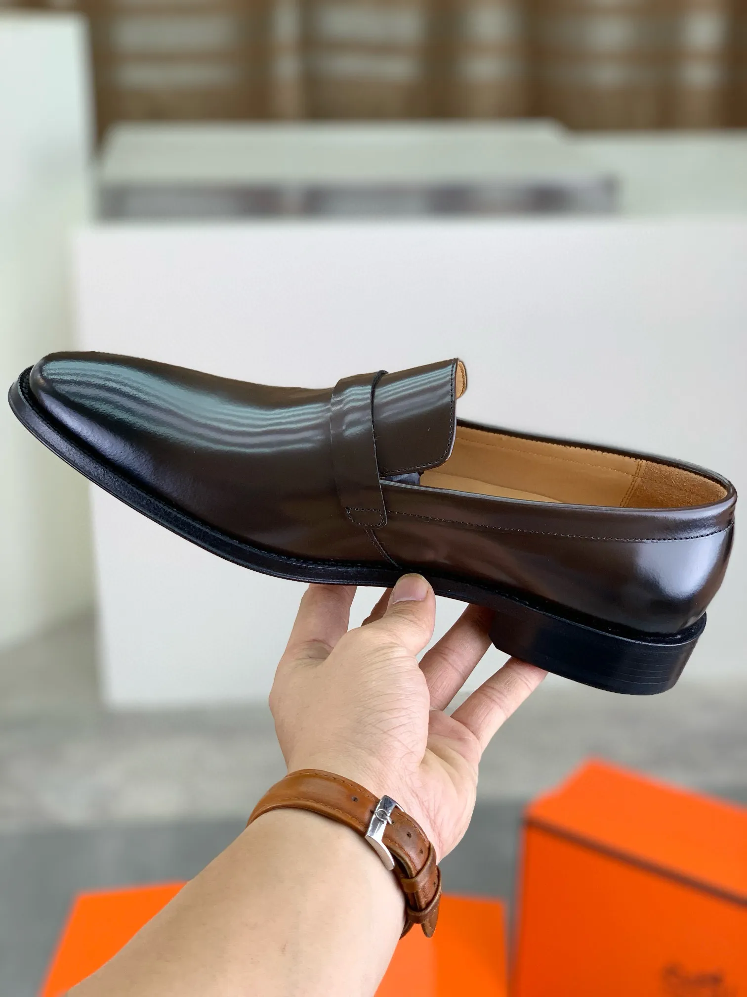 Factory price P960 💰Top version 💎💎💎 Original leather outsole Brand: Hermès (Hermès) Standard code: Men's size 39-44 (38, 45 can be customized) Grade: Same as the official website Original quality materials: Original soft calfskin Water-dyed cowhide lining Original Italian leather outsole Style categories: Men's fashion Formal casual leather shoes Slip-on men's shoes series Young fashion European and American trends, British style, colors: multiple options, counter packaging